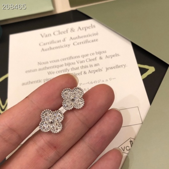 20240410 P85 Vca Van Cleef&Arpels Full Diamond Clover Single Flower Ear Patches Earrings Appear Small Face on Ears Classic Clover Shape Interprets the Definition of Happiness Full Diamond Micro inlay Blingbling Full Ear Patches Paired with S925 Pure Silve