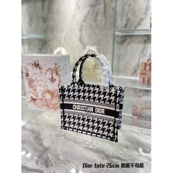 On October 7, 2023, P245 is the first bag of this autumn! This year, Dior has launched a series of thousand bird grid items, which at first glance make people feel very suitable for autumn and winter. Cocoa black and white thousand bird grid patterns are 