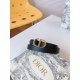 On October 14, 2023, the Dior waistband features a retro gold decorative metal CD buckle, which is slim in style and can be paired with skirts, pants, or dresses to enhance the body shape. Belt width: 2.0cm,
