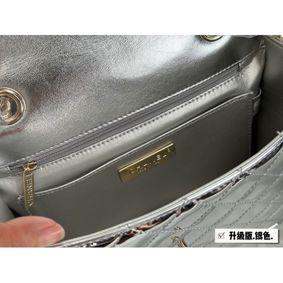 295 box upgrade size: 25 * 19cm Xiaoxiangjia 24C patent leather backpack. This silver backpack is really beautiful! 24C shoulder bag silver stick ⚠️ And there are also little stars ⭐ Oh!