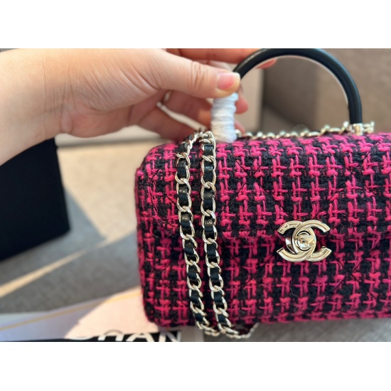 255 box size: 18 * 11cm Xiaoxiangjia milk box with woolen fabric is really cute and cute. The light gold chain buckle is paired with low-key and casual, small but can hold things!
