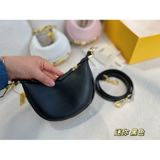 On October 26, 2023, the size of the 220 box is 15.5 * 10cm. The new ultra mini underarm bag with a beautiful design at every angle is simply adorable! 360 degrees without dead corners!! No matter how you carry it, it's beautiful and fashionable（ ⚠️ Can't
