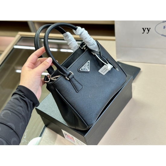 2023.11.06 230 Gift Box Prada This season, many new models are not only bags, but also hats, and clothes are all explosive! It looks great! This kind of person can't extricate themselves at a glance! I immediately fell in love with this one, and I really 