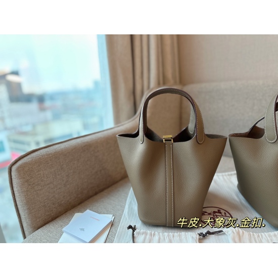 2023.10.29 260 with foldable box (gold buckle) size: 18 * 19cm vegetable basket - gentle to H family vegetable basket ‼️‼ Top layer tc cowhide/oil wax thread ⚠️ Delivery of scarves ⚠️ Logo style! ⚠️ The leather has a great texture! There is a sag! Those w