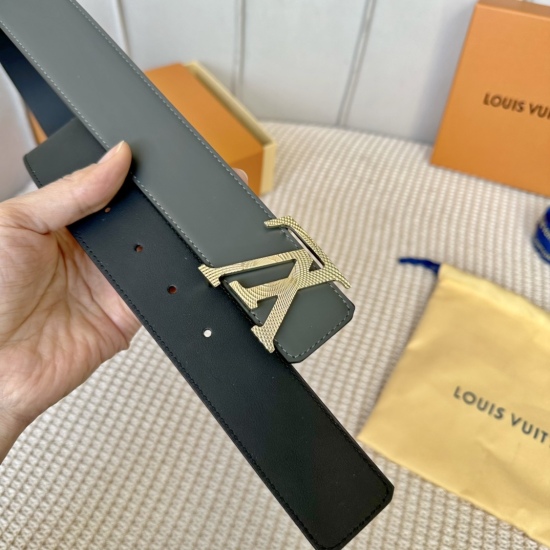 2023.12.14 Width 40mm Synchronous New! The LV Fancy 40mm waist belt is made of soft calf leather with a double-sided design and exquisite pattern hanging buckle. The buckle is finely carved with a textured buckle. Elegant and versatile for both sides