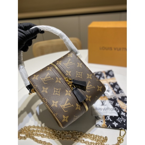2023.10.1 Upgraded Dice Bag (Free Scarf) P265LV Old Flower Show Style Dice Bag, also known as Square Bag. This bag can be carried and carried with a large capacity. It has to be said that the Box Bag is truly the most creative work of LV. The original lea