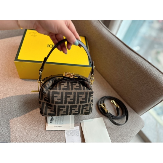 2023.09.03 195 box (upgraded version) size: 18 * 12cm Fendi mini lunch box bag Fendi 20ss bento bag!!! ⚠️ Two shoulder straps!