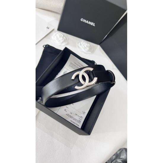 On December 14, 2023, Chanel features a dual C belt made of calf leather, featuring a vintage gold ultra classic and versatile 3.0 wide design