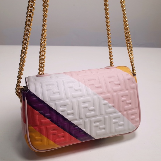 2024/03/07 p1160 [FENDI Fendi] New iconic Baguette medium chain handbag, made of soft Nappa leather material, decorated with three-dimensional texture FF pattern and contrasting diagonal stripe print. Decorated with FF buckle. Featuring a front flip, Napp