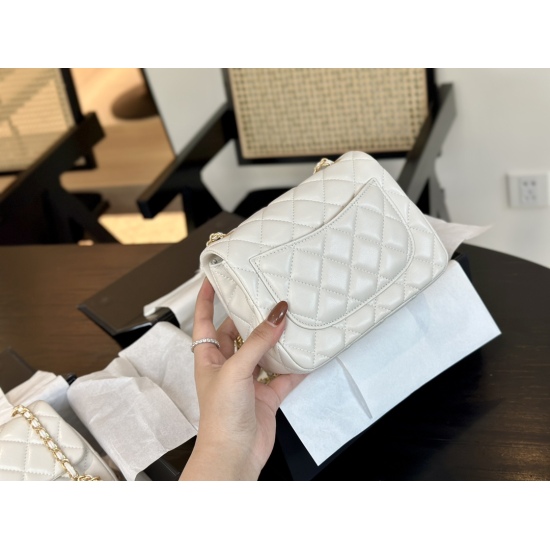 On October 13, 2023, 215 comes with a foldable box size of 17.13cm, 20.12cm, and the upgraded version of Fangchuzi is shipped with Chanel sheepskin metal balls, which feel soft and sticky