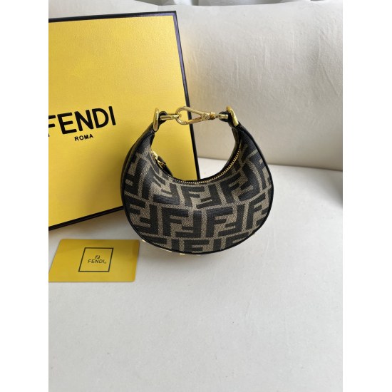 2024/03/07 batch 700 white small FEND1praphy underarm bag, featuring a crescent shaped design, decorated with the classic metal logo [FEND1] at the bottom of the bag. The outline of the bag is very close to the body's lines, and when carried under the arm