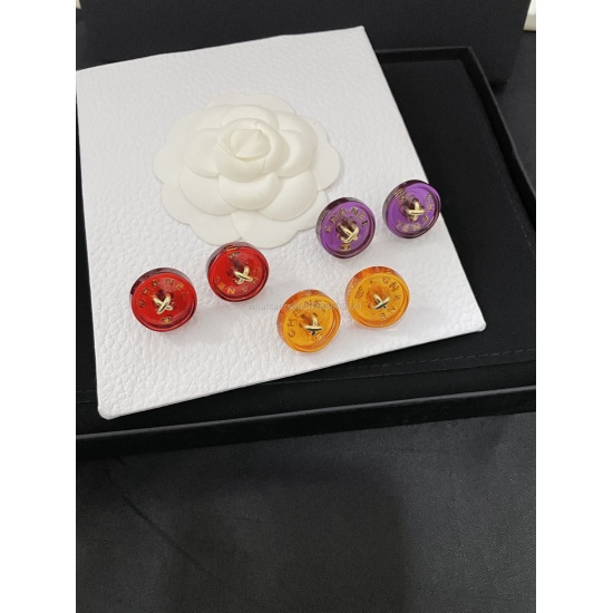 On July 23, 2023, the latest button earrings, resin earrings, and three colors are available in consistent z material