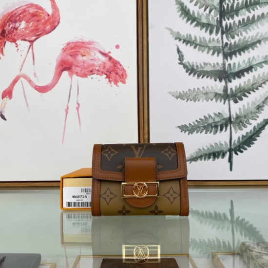 20230908 Louis Vuitton] Top of the line exclusive background M68725 size: 12.0 x 9.5 x 3.5 cm Dauphine short wallet features classic Dauphine handbag design, made from Monogram canvas and Monogram Reverse canvas, paired with exquisite calf leather trim, e