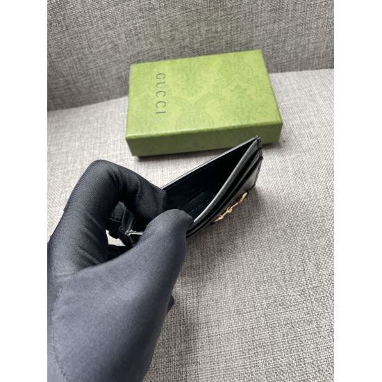 2023.07.06 the new autumn and winter 2022 collection design elements derived from the brand's equestrian roots inject a touch of luxury into this black leather wallet. Number: 700469 Size: 10 * 7