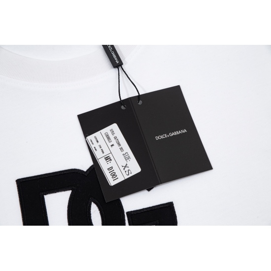 2023.07.18: DG/Dolce&Gabbana cloth embroidered logo logo is refined and upgraded. Inspired by the vintage printing original fabric in the 1980s, the official customized 240 grams of the same vat dyed fabric feels very comfortable. The latest brick cabinet