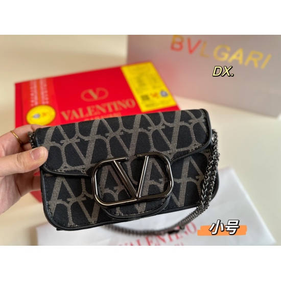 2023.11.10 P220 (Folding Box) size: 2012 Valentino Valentino's new vintage mini Loco handbag gives a low-key sense of luxury ‼ Equipped with a long shoulder strap with a chain, it can handle the shoulder and back, and has a concave shape for daily commuti