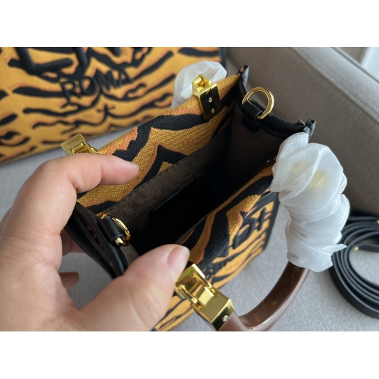 2023.10.26 185 box size: 13 * 18.5cm fendi mini tote music score configuration packaging 〰️ FD piano score leopard print embroidery is really practical!!