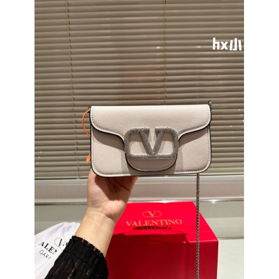 2023.11.10 Drill P175 with box ⚠️ The size of the new Valentino product is 20cm, and the upper body effect is stunning. It is high-end yet not rigid, and the beauty is all in it. When attending parties and other events, it is important to choose Shiny Shi