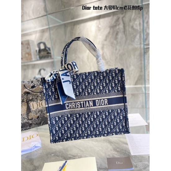 On October 7, 2023, the P285 large pDior Book Tote is an original work signed by Maria Grazia Chiuri, the artistic director of Christian Dior, and has now become a classic of the brand. This small style is designed specifically to accommodate all your dai