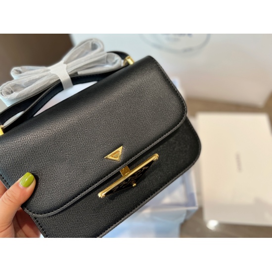 2023.11.06 200 box size: 22 * 16cm Prada messenger bag triangle logo, seeing the actual product is truly perfect! packing ✔ The design is super convenient and comfortable!