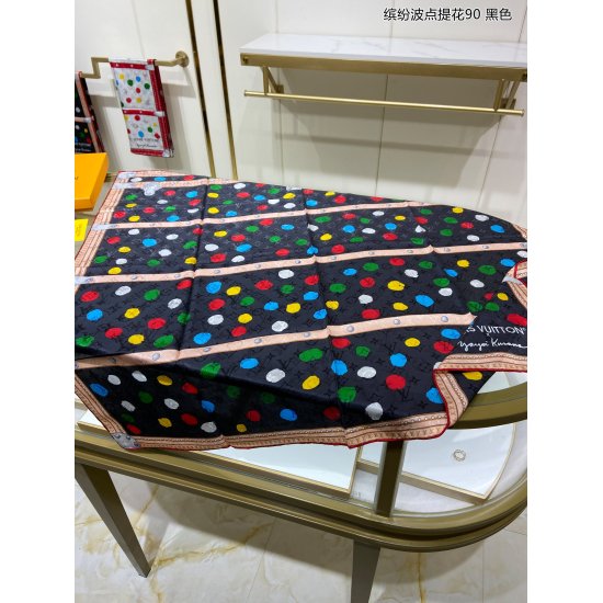 2023.07.03, the Lvjia [Colorful Dotted Jacquard 90] dark jacquard silk square scarf was designed by Japanese artist Yasushi Kuo for a Louis Vuitton box. The collaboration between her and the brand in 2012 inspired the design of the VxYK Painted Don M