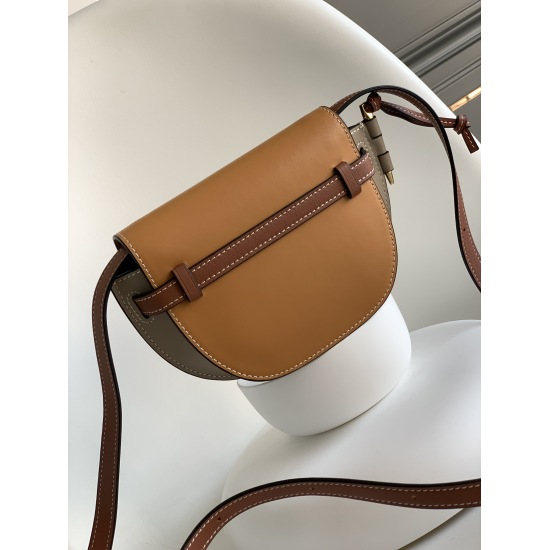 The highly sought after Gate handbag for the 20240325 P780 L ⊚℮℮ Gate mini has transformed into an innovative and fun mini style, with enough internal capacity to store daily essentials. The Gate handbag is crafted from soft natural cowhide leather, featu