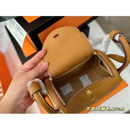 2023.10.29 270 complete with packaging size: 19 * 13cm ⚠️ Head layer cowhide! H mini Lindy: Cross arm handle! A safe and cute little one!