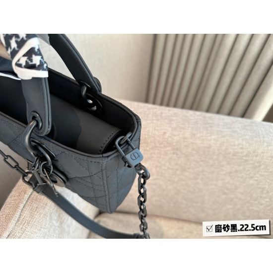 2023.10.07 245 170 180 box size: 16.5 * 11cm (small) 22.5 * 12cm (new size) 26.5 * 13cm (large) D home D - ioy! The frosted leather princess fell in love with the bag shape at first glance. The bag has two shoulder straps, a short chain strap, and a long 
