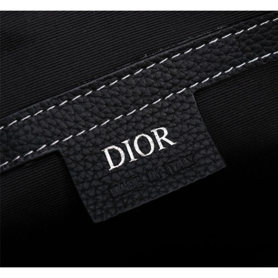 This Dior Lingot 26 handbag from 20231126 710 is a new product of the season, practical and elegant, with a unique style. Crafted with beige and black Oblique printed fabric, paired with black grain leather details to enhance style, the front is adorned w