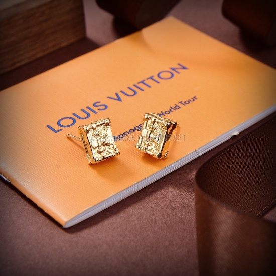 On July 23, 2023, the popular and atmospheric LV new earrings, LOUIS VUITTON, swept the fashion industry, showcasing classic elements in street photography with unique insights and high-end refinement. Color separation and top-notch electroplating make it