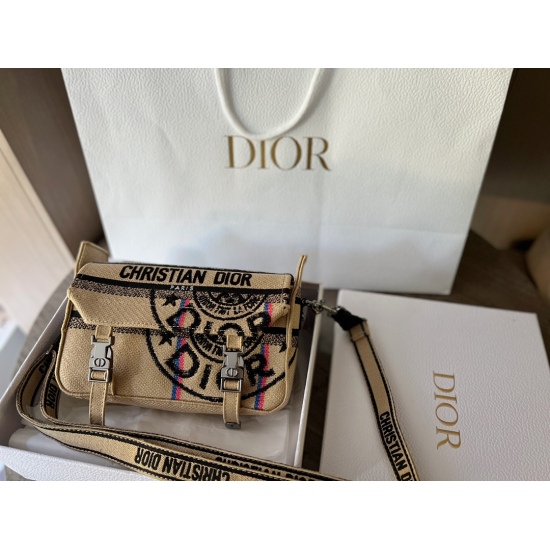 On October 7, 2023, 345 comes with a box (high order version) size of 23 * 16cmD, and the small size postman at home camp is really beautiful! Self weight is very light! Super good-looking! Both men and women! Search for Dior messenger packages