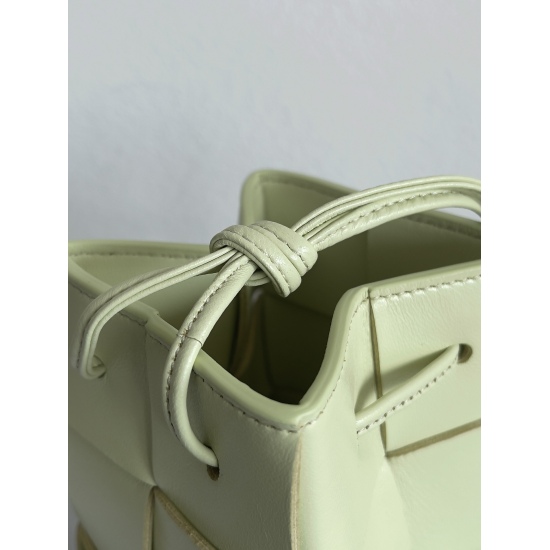 20240328 Original Order 710 Super 830- Handmade Woven Small Bucket Bag BV - The latest cute little bag continues Daniel Lee's minimalism. The small size will leak a little when holding the phone, while the large size is completely stress free and can fit 