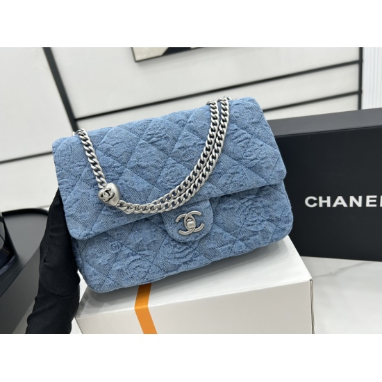 P1110 ✅ AS3921 Cowboy Chanel 23P Camellia Cowboy Love Ball is launching a new love style in this new season. Come and get it! The matte matte texture of the love ball burst into a girl's heart, and the chain is also a homogeneous plain chain, with full ma