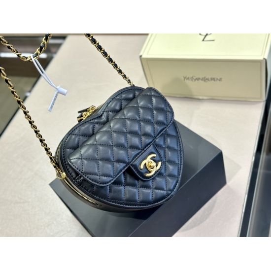 On October 13, 2023, 195 comes with a foldable box size of 18 * 15cm. The Chanel Love Baoxiaoxiang series is really amazing and exquisite! Compared to the college style design, the capacity is also very good, cute and elegant, and you can definitely enter