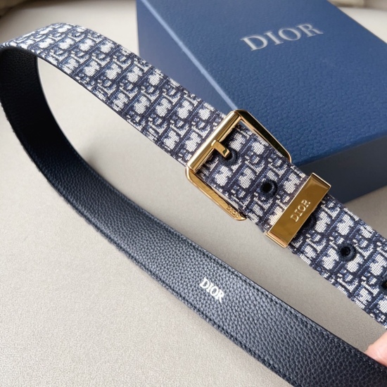 The new spring and summer series features a beautiful imported fabric belt, which is very high-end. The high waistline design of the Jin belt perfectly slims the upper body, making it very comfortable and stylish with a CD waistband! The timing is very ex