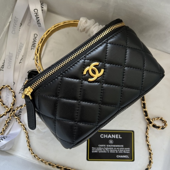 On July 20, 2023, Chanel23A's new handle series long box makeup bag deeply fell in love with imported lambskin at first sight, with a soft, smooth and delicate texture. Firstly, it had a comfortable and excellent hand feel ☑️ Not to mention the beauty, it