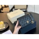 On October 13, 2023, 205 comes with a folding box and an airplane box size of 19 * 12cm. The quality of the Chanel Classic Wealth Bag is very good! The bag has a slot and a hidden bag! Very practical!