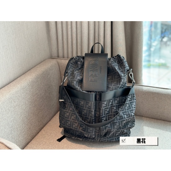 2023.10.26 235 Boxless Size: 34 * 43cm Fendi YYDS New Color Matching FF Old Flower Backpack has a large capacity and is super lightweight! Novel design backpack ➕ A shoulder bag is perfect for a special you~