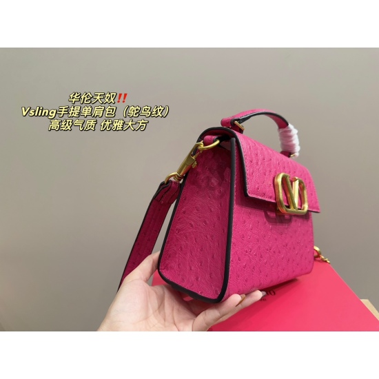 2023.11.10 P225 folding box ⚠️ Size 21.15 Valentino Vsling Handheld Shoulder Bag (Ostrich Pattern) exudes a sense of sophistication. This looks very versatile on the body, and there's no pressure on the back. No girl can refuse such a beautiful bag