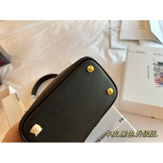 2023.11.06 270 comes with a box of cowhide size: 18 * 18cm PRADA bucket bag. I really love bucket bags!! The highest daily utilization rate! A bag that is suitable for both leisure and work ⚠ Original cowhide! Original hardware!
