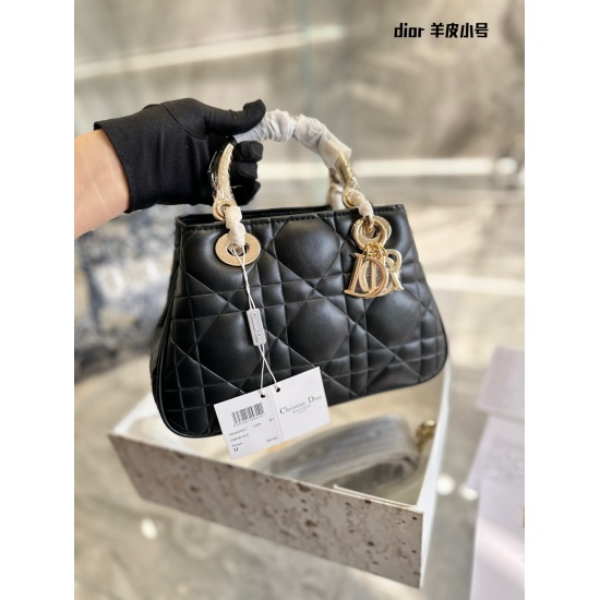 On October 7, 2023, the lamb skin p340 small LADY DIOR 95.22LADY 95.22 handbag reinterprets the outline of the LADY DIOR handbag, echoing the year when the classic LADY DIOR handbag was born (1995) and the year when the handbag was reinterpreted (2022), p