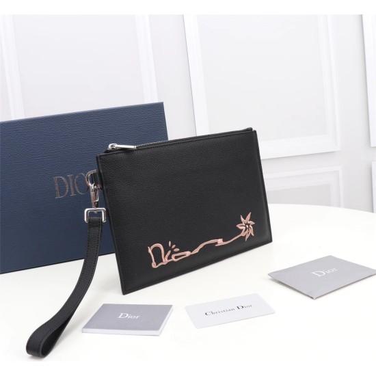 20231126 450 This A5 handbag is an elegant and minimalist accessory. Exclusive co branded series from Dior and CACTUS JACK. Crafted with black grain leather and embellished with the CACTUS JACK DIOR logo embroidery to enhance style. There is a patch pocke