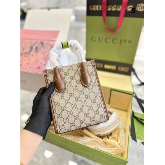 On October 3, 2023, the gucci score pack P215 has always been an important stroke in fashion history. After time, it has become increasingly charming, attracting countless girls, and continuing the retro style. And the Gucci Horse Titles Buckle 1955 Shoul