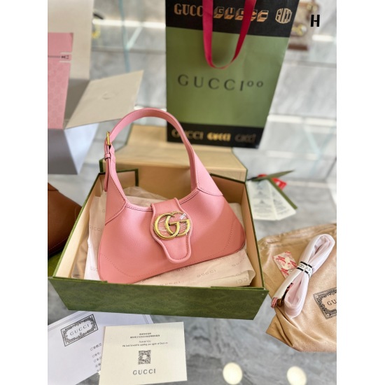 On March 3, 2023, P220 Gucci's new Hobo underarm bag. It can be worn on one shoulder crossbody, which is too beautiful! It looks like a small one, but it's actually super powerful! Two iPhones are more than enough! The shoulder strap is also adjustable! I