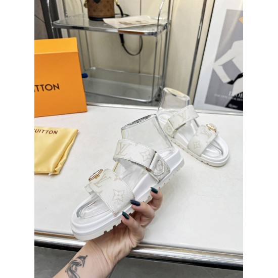 The new Louis Vuitton spring/summer slippers from 20240407 are on the market, with 1:1 high-end customization and instant sales of all imitations. The original molded logo decoration is both fashionable and beautiful. The fabric: imported embossed cowhide