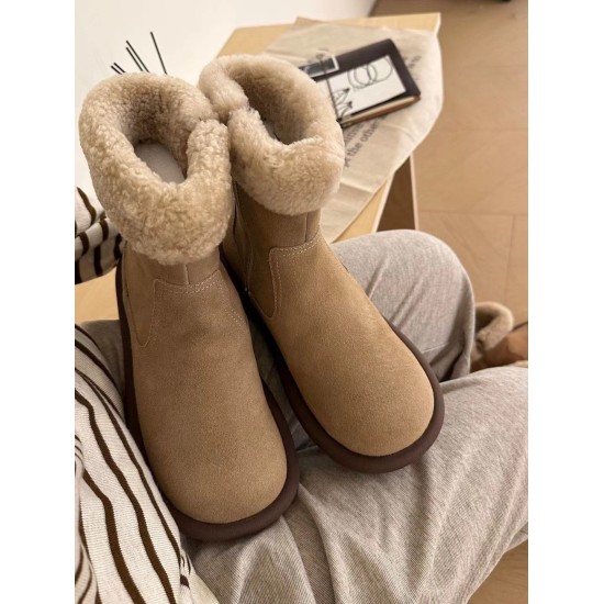 On December 19, 2023, UGG curly wool thin soled boots with lamb wool provide you with a warm double layer fur integrated upper throughout the winter. The upper is comfortable and soft, with sharp lines outlining a unique silhouette, exuding confidence and