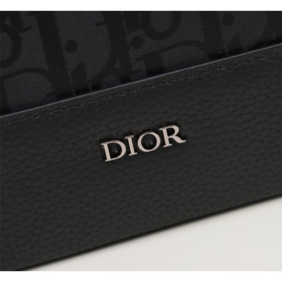 This Dior Explorer handbag, 20231126 610, draws inspiration from the timeless messenger bag classic logo and reinterprets a high-end style version. Crafted with iconic beige and black Oblique printed jacquard fabric, featuring multiple logos and 