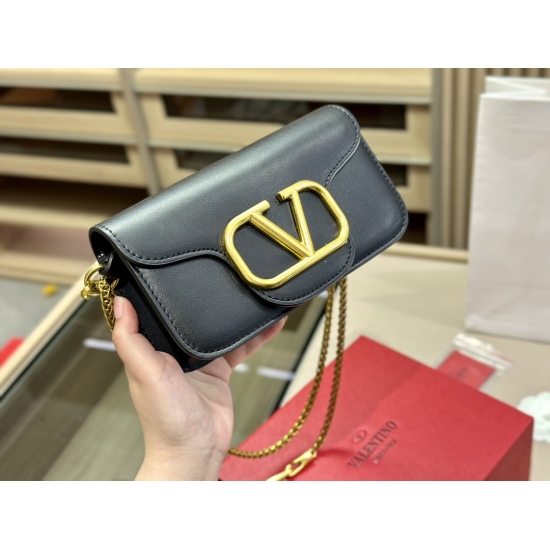 2023.11.10 195 box size: 20.11cm Valentino new product! Who can refuse Bling Bling bags, small dresses with various flowers in spring and summer~It's completely fine~