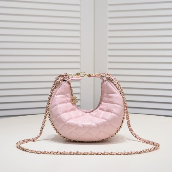 July 10, 2023 Chane1 ️⃣ 23p Moon Bag I was enchanted at the first sight. The hardware of the small waste bag was light champagne gold and thin chains. The counter sister made it look like a small moon, and immediately it was so cute and soft that she dese