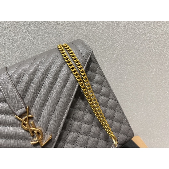 2023.10.18 P200 box matching ⚠️ Size 31.22 Saint Laurent envelope bag meets all daily needs and can hold the entire world. It is very convenient to travel to the seaside and full of fashionable feeling
